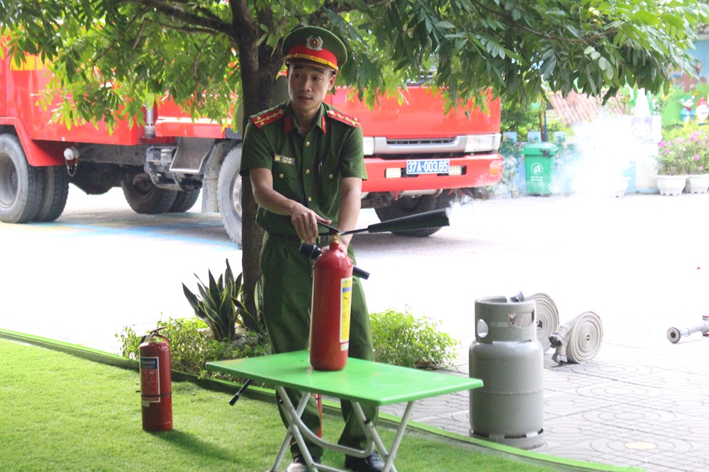 Việc chọn sai đơn vị nạp sạc có thể gây hậu quả nghiêm trọng trong tình huống cháy thật sự xảy ra