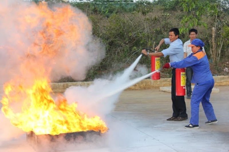 Đào tạo nhân viên nhà máy về quy trình sử dụng và xử lý khi có sự cố PCCC