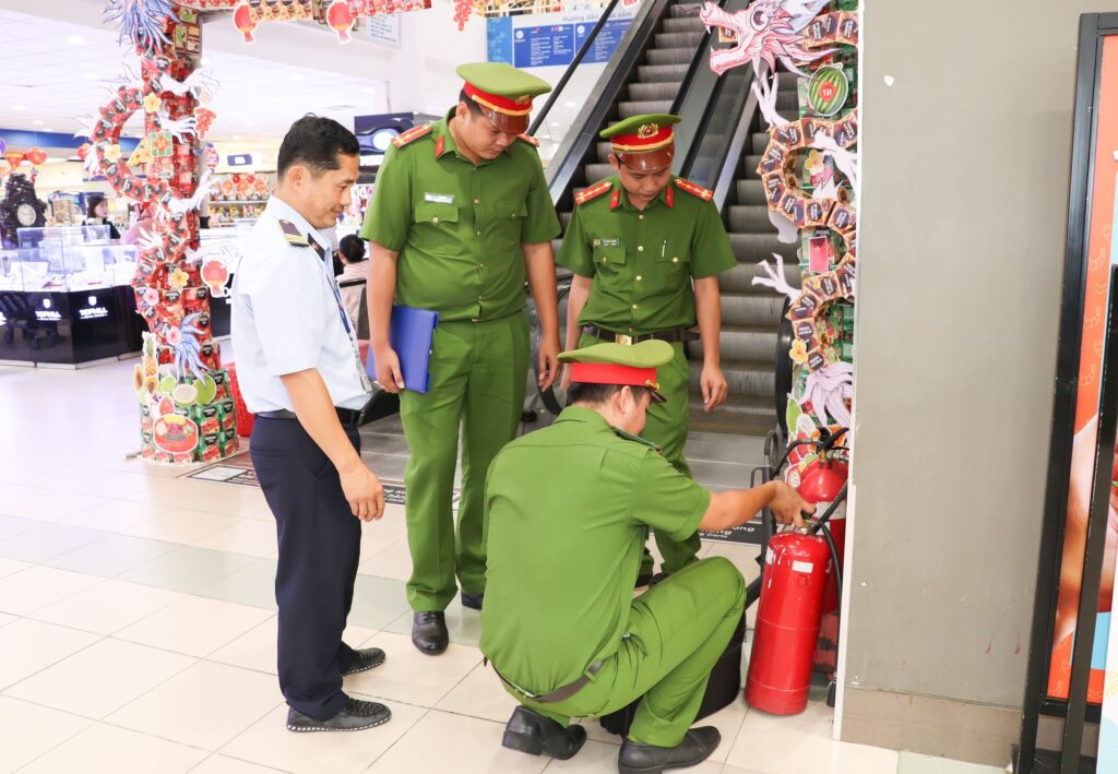 Việc kiểm tra tem, nhãn sau khi nạp sạc bình chữa cháy rất quan trọng