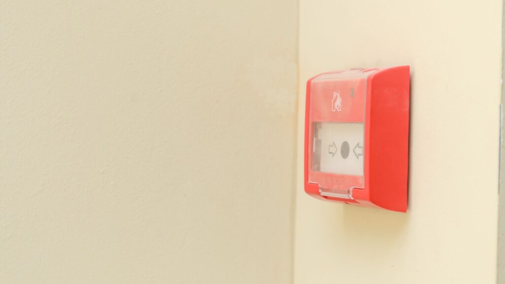 Nút nhấn khẩn cấp: Kích hoạt báo cháy