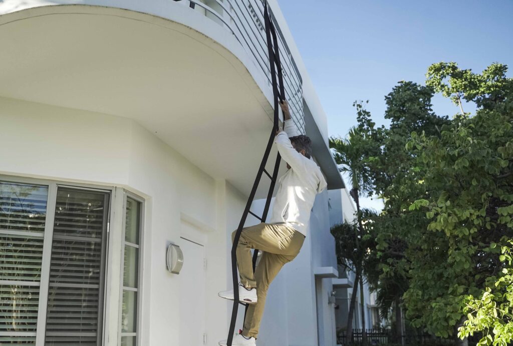 Thang dây cứu hộ là thiết bị PCCC quan trọng trong trường hợp thoát hiểm từ vị trí cao