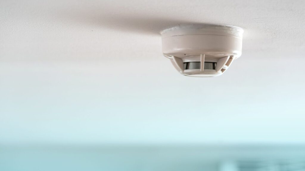 Đầu báo nhiệt là một trong những thiết bị PCCC quan trọng trong hệ thống báo cháy tự động