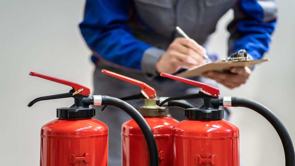 Việc nạp sạc bình chữa cháy đúng cách giúp đảm bảo an toàn PCCC