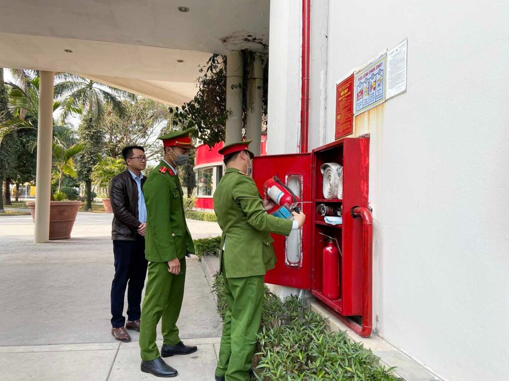 Tủ thiết bị PCCC là nơi bảo quản các dụng cụ chữa cháy cần thiết trong mọi tình huống khẩn cấp Tủ thiết bị PCCC là nơi bảo quản các dụng cụ chữa cháy cần thiết trong mọi tình huống khẩn cấp